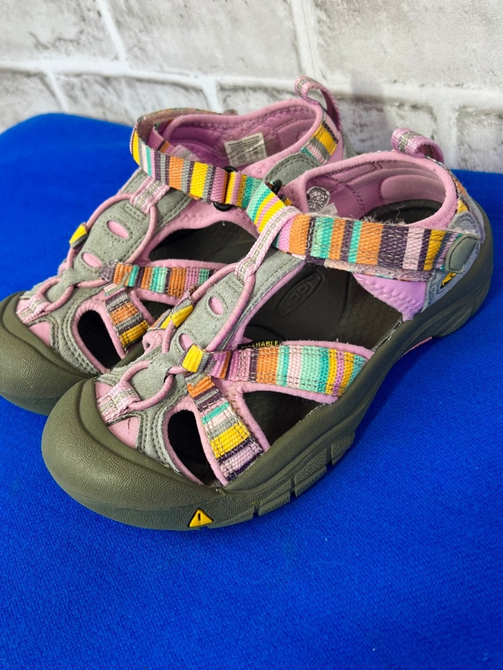 |•KEEN•| Girl's Round Rubber Toe Activewear Shoes Size 1